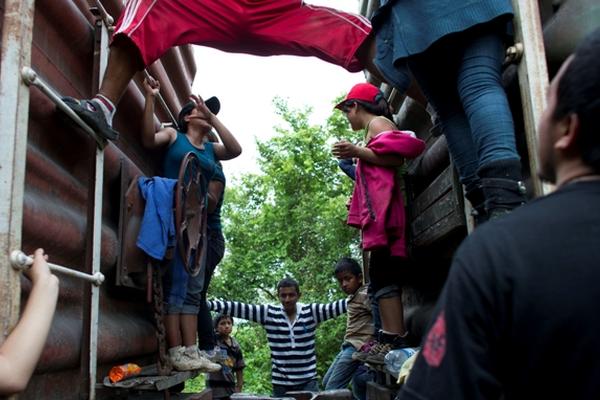 Algunos migrantes arriesgan su vida para escapar de las extorsiones. (Foto Prensa Libre: AP)