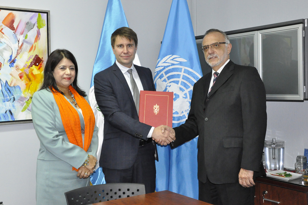 Iván Veláasquez, comosionado de la Cicig (derecha) junto a Per Anders Nilse, consejero de la embajada de Noruega, y Rebeca Arias, coordinadora residente del Sistema de Naciones Unidas en Guatemala. (Foto: Cicig)