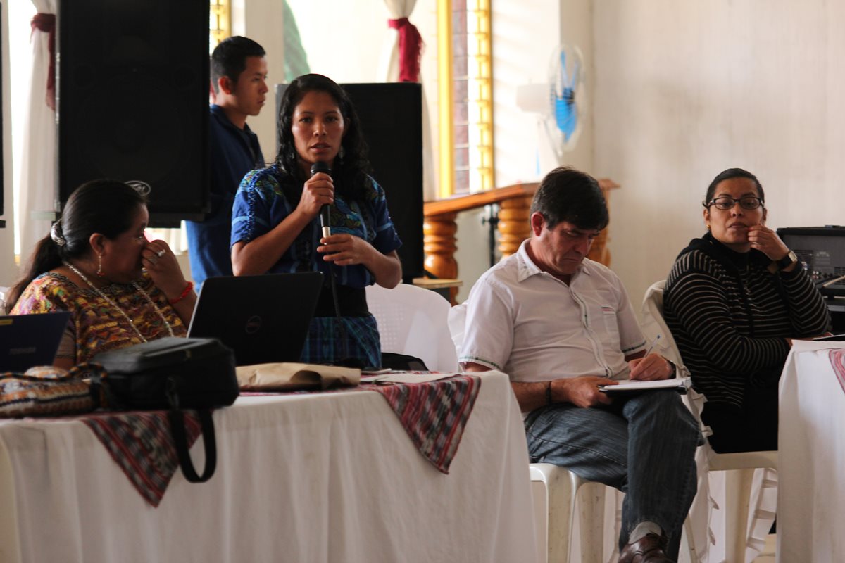Una expositora relata resultados de estudio sobre migración de mujeres indígenas, durante conferencia de la organización Pop No´j, en Huehuetenango. (Foto Prensa Libre: Mike Castillo)
