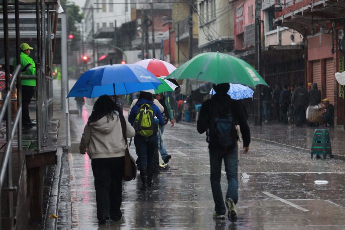 Cinco ondas tropicales se dirigen a Guatemala y provocarán lluvias en los próximos días. (Foto Prensa Libre: Hemeroteca)