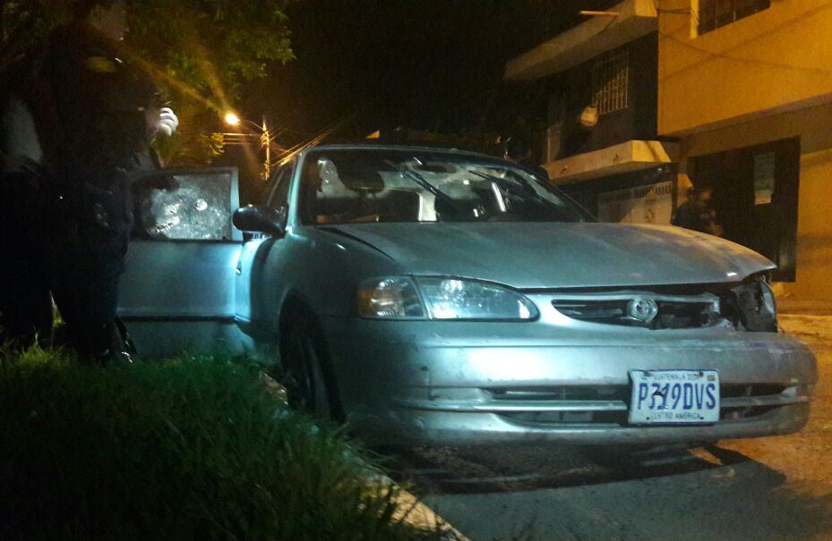 Un vehículo robado y un arma de fuego fueron decomisados luego de un enfrentamiento entre agentes de la PNC y presuntos pandilleros, en San Miguel Petapa. (Foto Prensa Libre: PNC)
