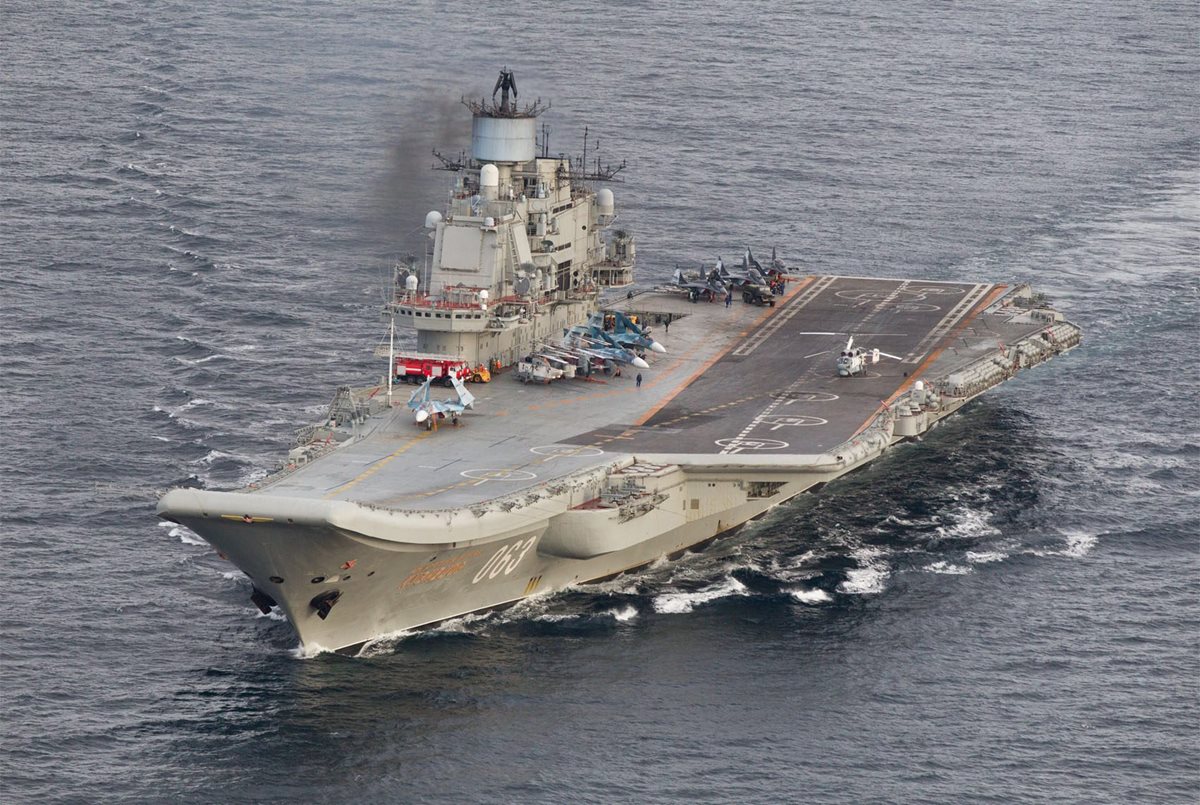 El portaaviones ruso Almirante Kuznetsov podría atizar sufrimiento de civiles en Sira. (Foto Prensa Libre: EFE)