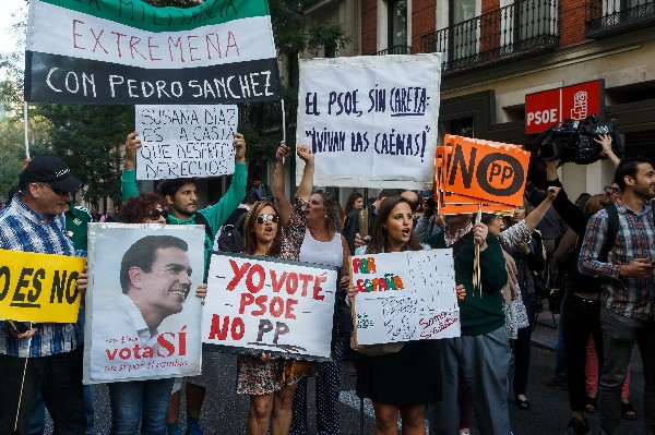 Partidarios del Partido Socialista Español se reúnen frente a la sede del PSOE en Madrid. (Foto Prensa Libre: AFP)