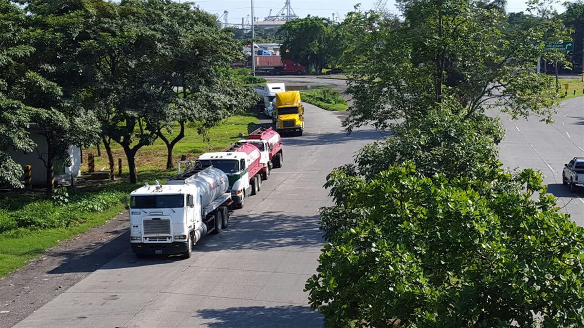 A las orillas de la ruta que conduce a Puerto Quetzal se ubicaron pipas de combustible. (Foto Prensa Libre: Enrique Paredes)