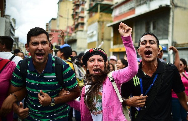 Opositores protestan a pocas cuadras del palacio presidencial en Caracas, Venezuela.