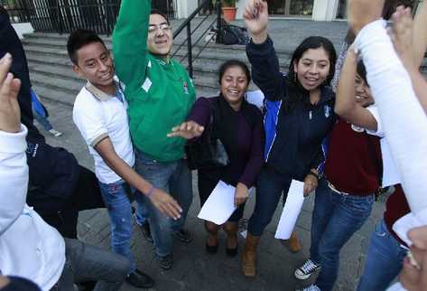 Estudiantes Normalistas expresan su alegría luego de haber conocido que la CSJ suspendió de manera provisional  los cambios al magisterio.