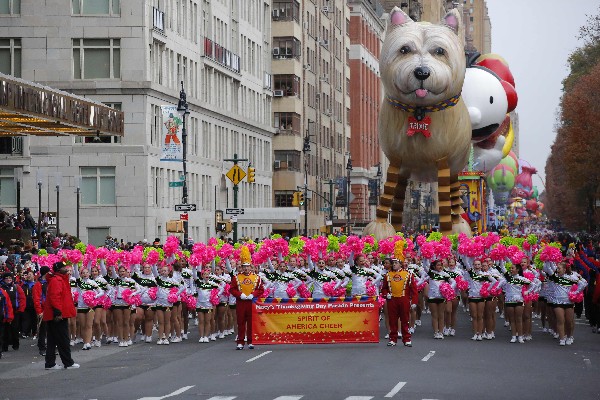 Artistas participan durante el desfile del día de Acción de gracias de Macy's. (Foto Prensa Libre: AFP).
