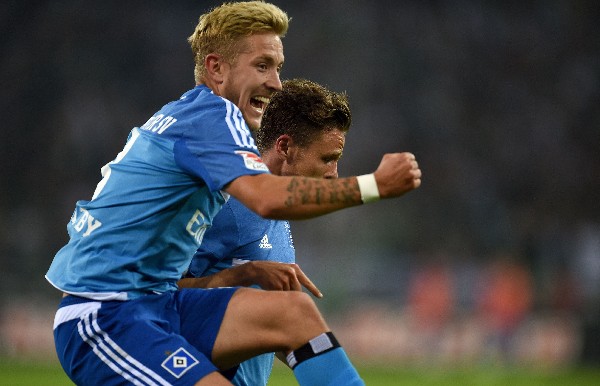 Nicolai Mueller y Lewis Holtby, jugadores del Hamburgo, festejan eufóricos. (Foto Prensa Libre: AFP)