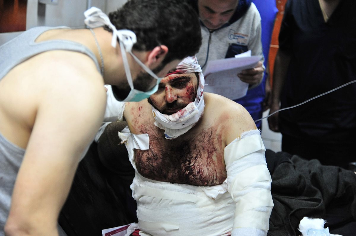 Los hospitales siguen atendiendo a los heridos por las explosiones. (Foto Prensa Libre: EFE)