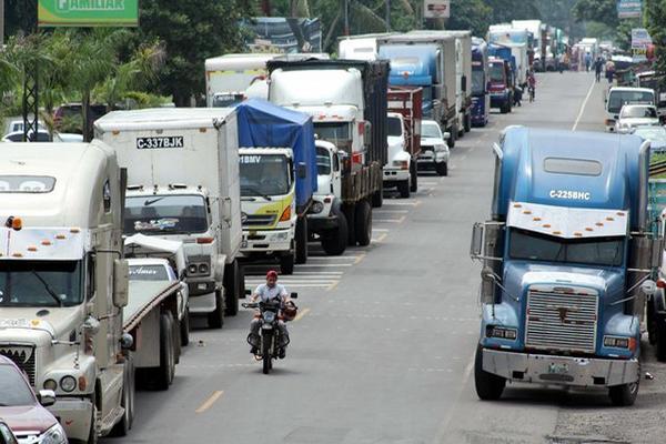 Los bloqueos ocasionan filas de vehículos en ambos sentidos de la ruta al suroccidente del país. (Foto Prensa Libre: Rolando Miranda)