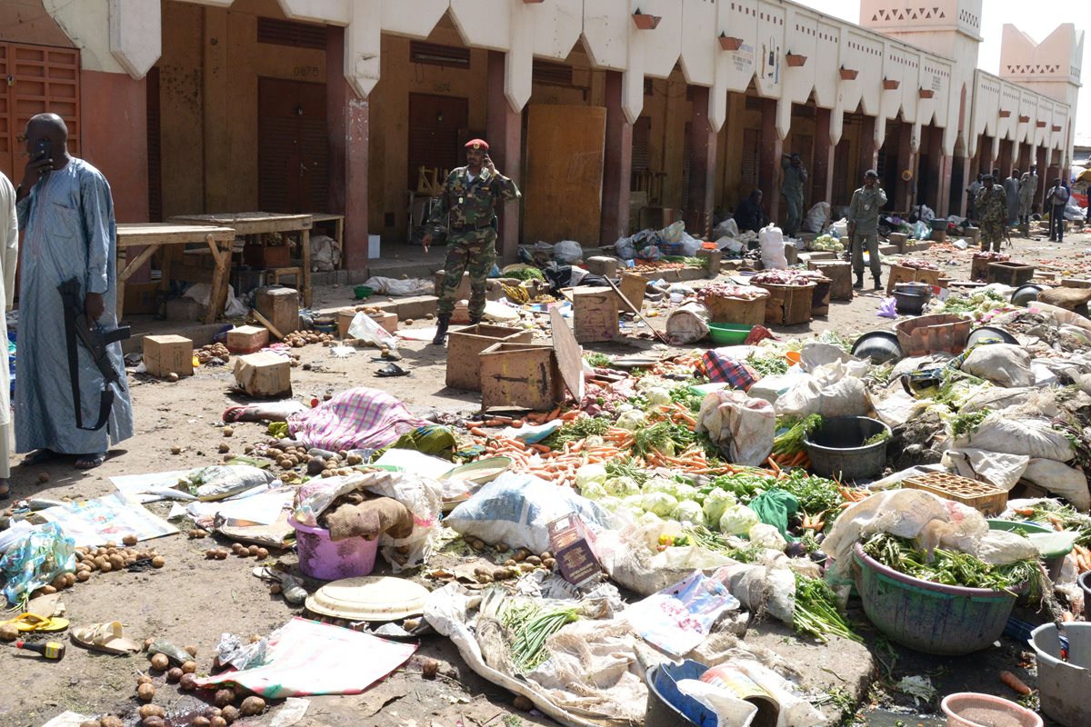 Escena de unos de los atentados en un mercado de Yamena. (Foto Prensa Libre: AFP)