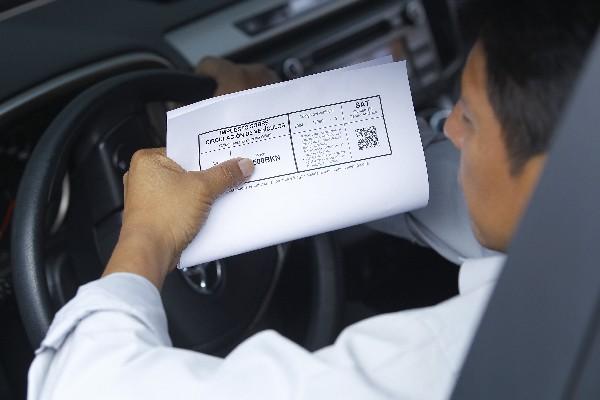 La calcomanía  pasó a la historia y ahora es un documento electrónico. La SAT planea recaudar unos Q566.2 millones.
