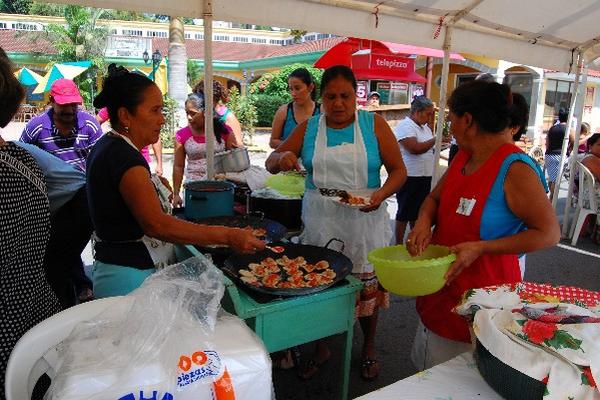mujeres venden comida  para ayudar a los albergues.