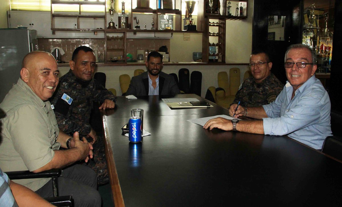 El presidente de Aurora, Carlos Castro, junto a otros integrantes de la directiva militar, firman el contrato con el técnico Ariel Sena. (Foto Prensa Libre: Hemeroteca PL)