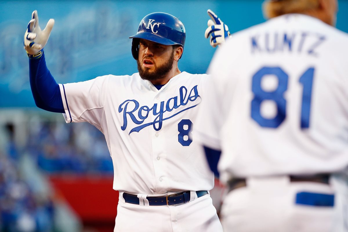 Mike Moustakas festeja luego de guiar el triunfo de los reales. (Foto Prensa Libre: AFP)