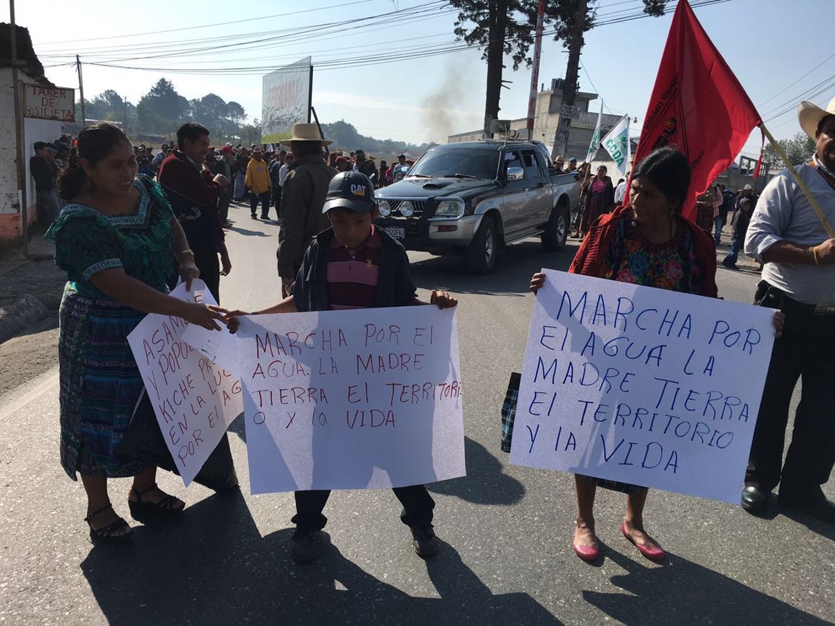 Participantes de marcha, en Santa Cruz del Quiché, muestran mensajes a favor del cuidado del agua y de los recursos naturales. (Foto Prensa Libre: Óscar Figueroa) 