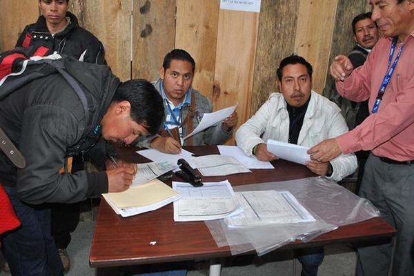 Un maestro de San Marcos firma el cheque para la compra de refacción escolar. (Foto Prensa Libre: Aroldo Marroquín)  <br _mce_bogus="1"/>