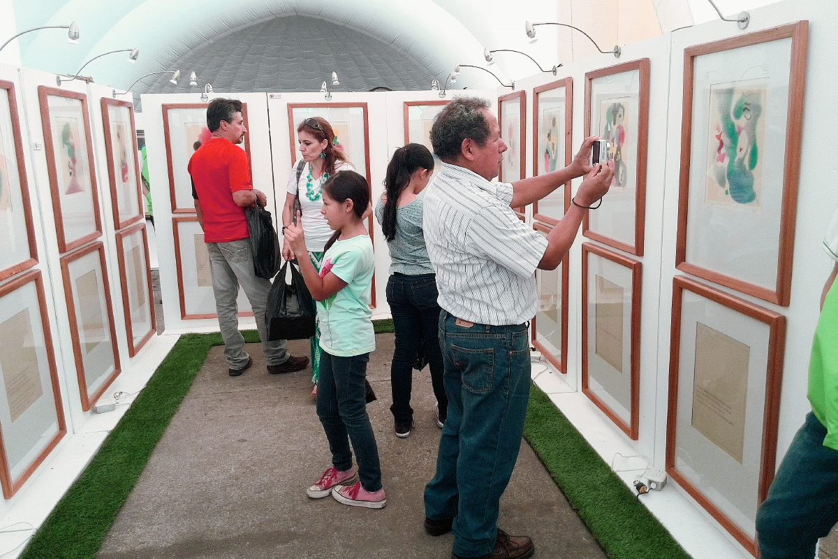 Familias admiran y retratan las piezas de la colección Cielos Lumínicos, de Carlos Mérida. (Foto Prensa Libre, Brenda Martínez)