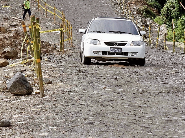 Dos hundimientos representan peligro para los automovilistas, en San Felipe, Retalhuleu. (Foto Prensa Libre: Rolando Miranda)