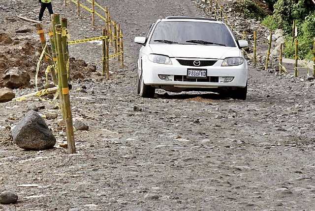 Dos hundimientos representan peligro para los automovilistas, en San Felipe, Retalhuleu. (Foto Prensa Libre: Rolando Miranda)