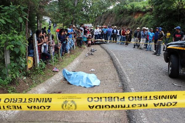 Curiosos observan     el cadáver  de Gatica.