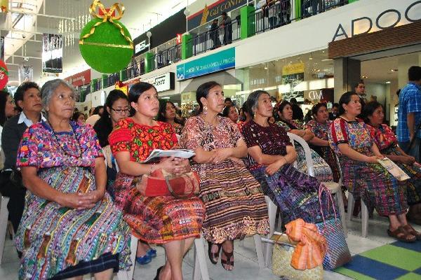 Mujeres tejedoras que participaron en concurso con sus mejores huipiles bordados con telar de cintura.