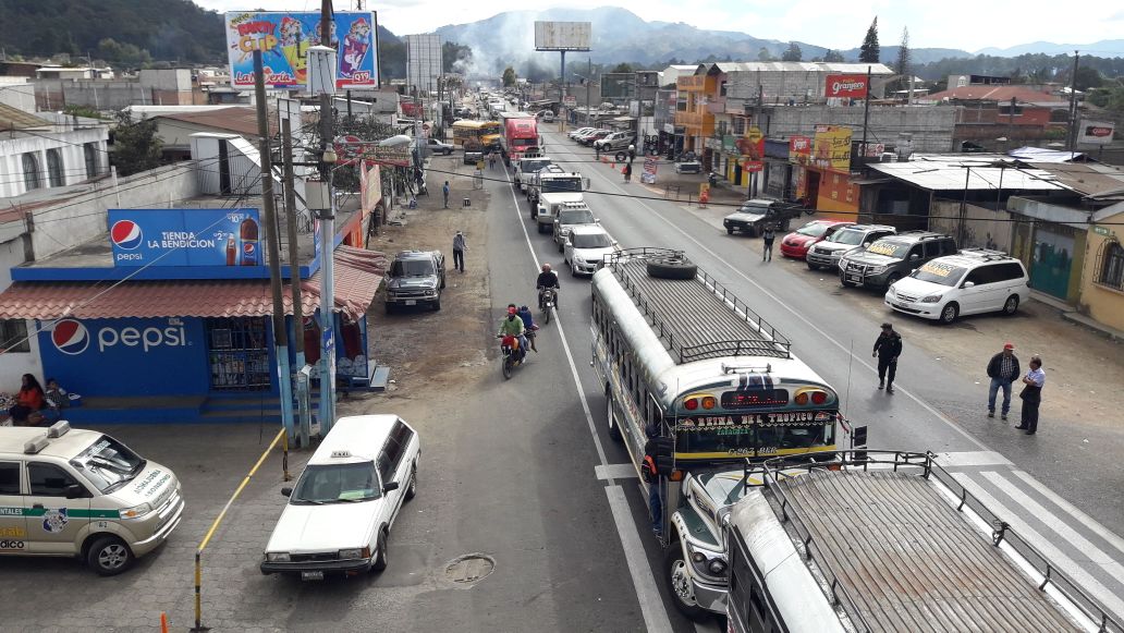 Este viernes, desde muy temprano, el tráfico vehicular es complicado en El Tejar, Chimaltenango. (Foto Prensa Libre: Víctor Chamalé)