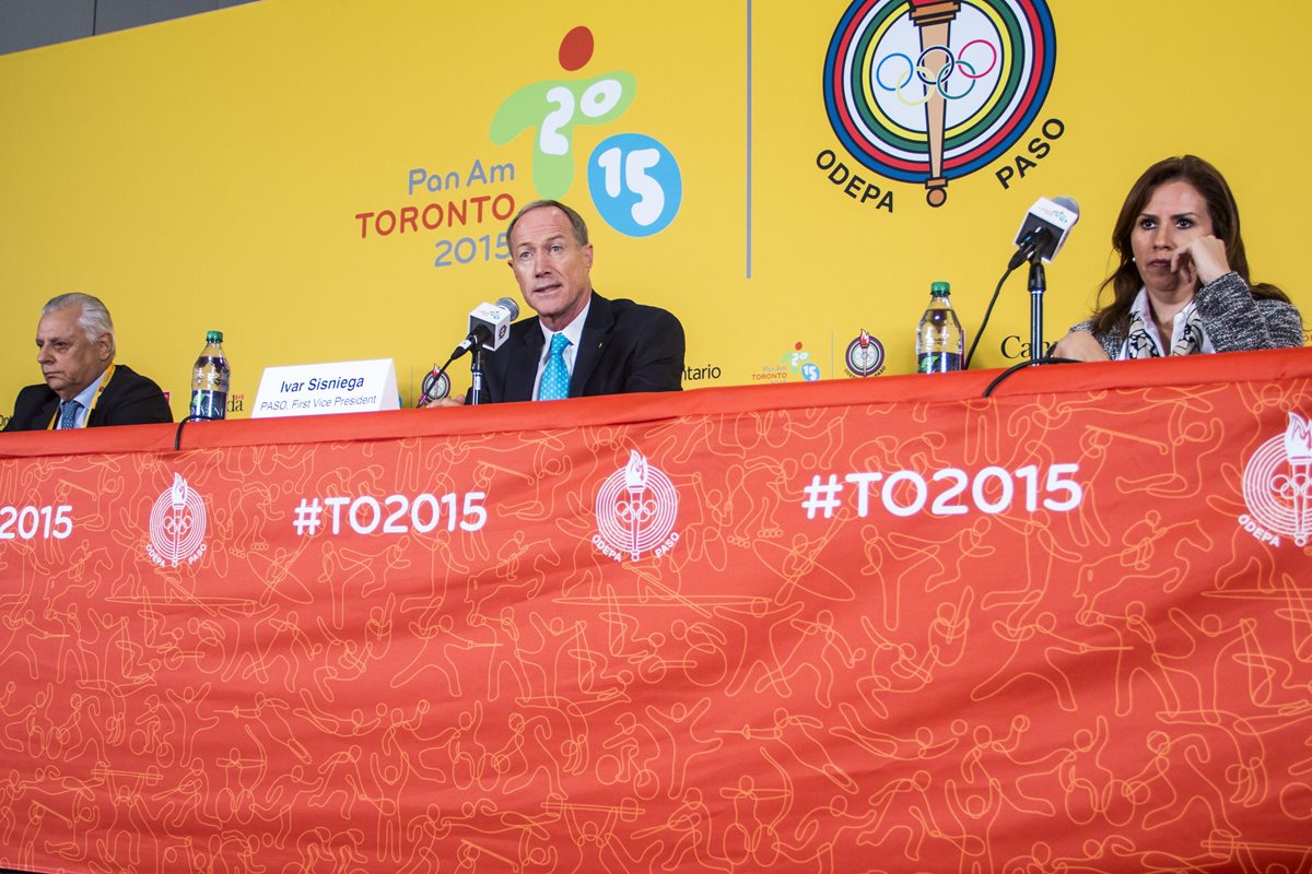 Eduardo de Rose,Ivar Sisniega, y Jimena Saldana, brindan una conferencia de prensa informando sobre los dopajes en Toronto. (Foto Prensa Libre: EFE)