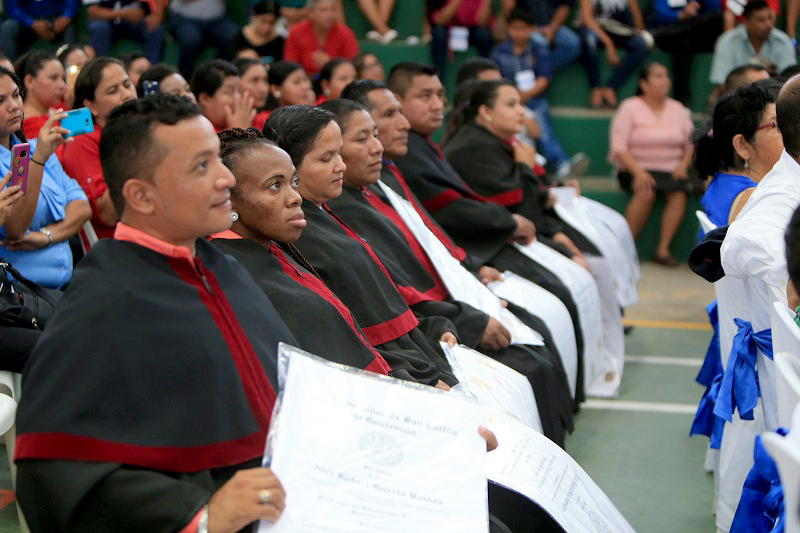 Algunos de los 604 maeestros graduados del programa universitario de formación docente, en Morales, Izabal. (Foto Prensa Libre: Dony Stewart)