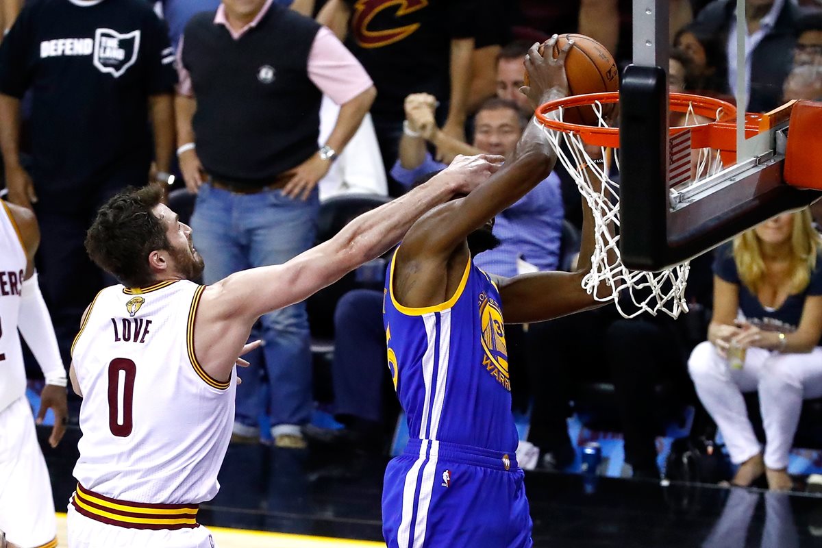 Los Warriors tienen la misión de sentenciar la final de la NBA este lunes para evitar sorpresas. (Foto Prensa Libre: AFP)