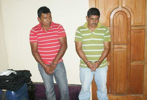 Los dos capturados permanecen en la subestación policial de Dolores, Petén. (Foto Prensa Libre: Rigoberto Escobar).