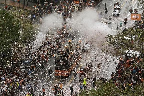 Los Gigantes de San Francisco fueron aclamados en las calles por miles de seguidores. (Foto Prensa Libre: AP)