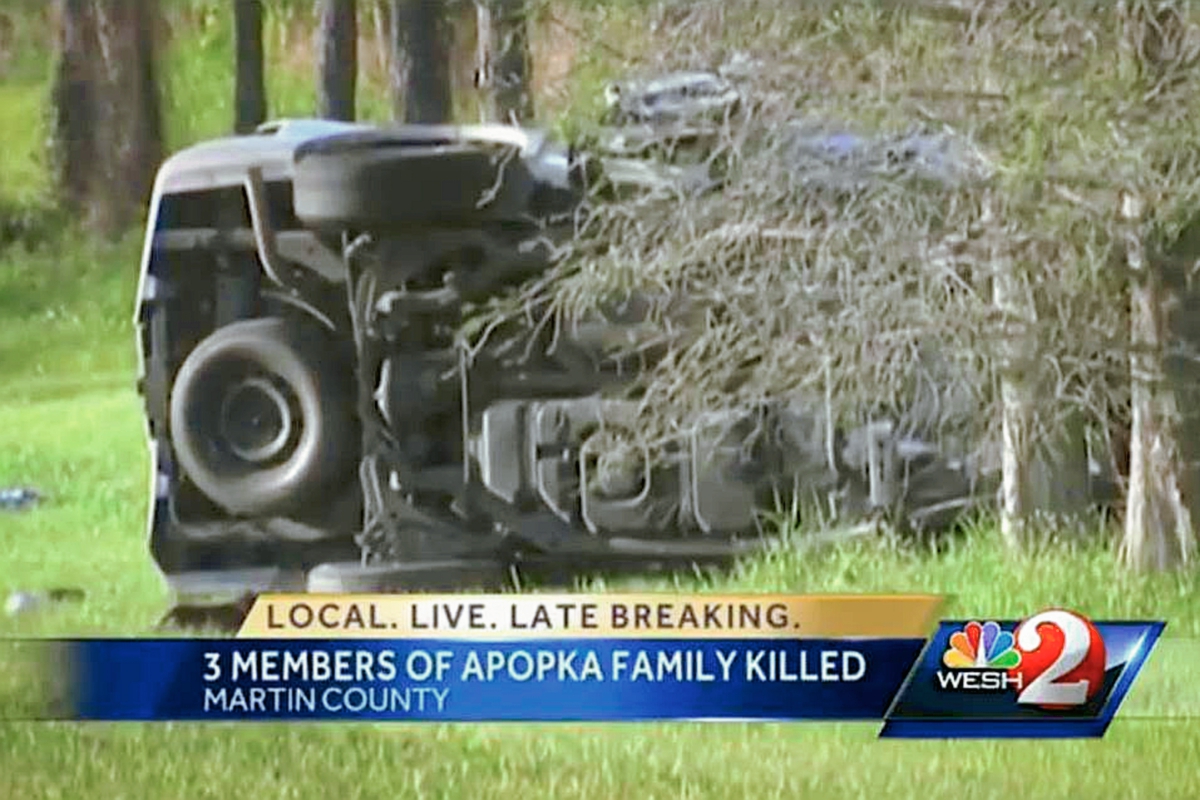 El vehículo en el que viajaban 12 personas volcó en una carretera de Florida, EE. UU.. (Foto Prensa Libre: Wesh.com)
