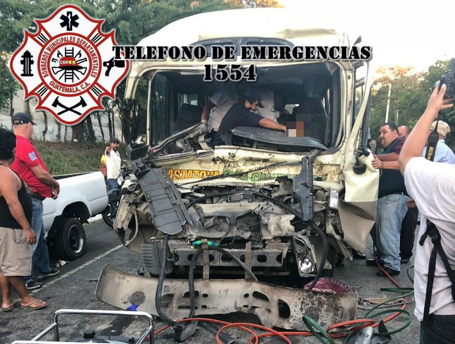 El piloto del autobús quedó atrapado en la cabina de su vehículo. (Foto Prensa Libre: Mario Morales)
