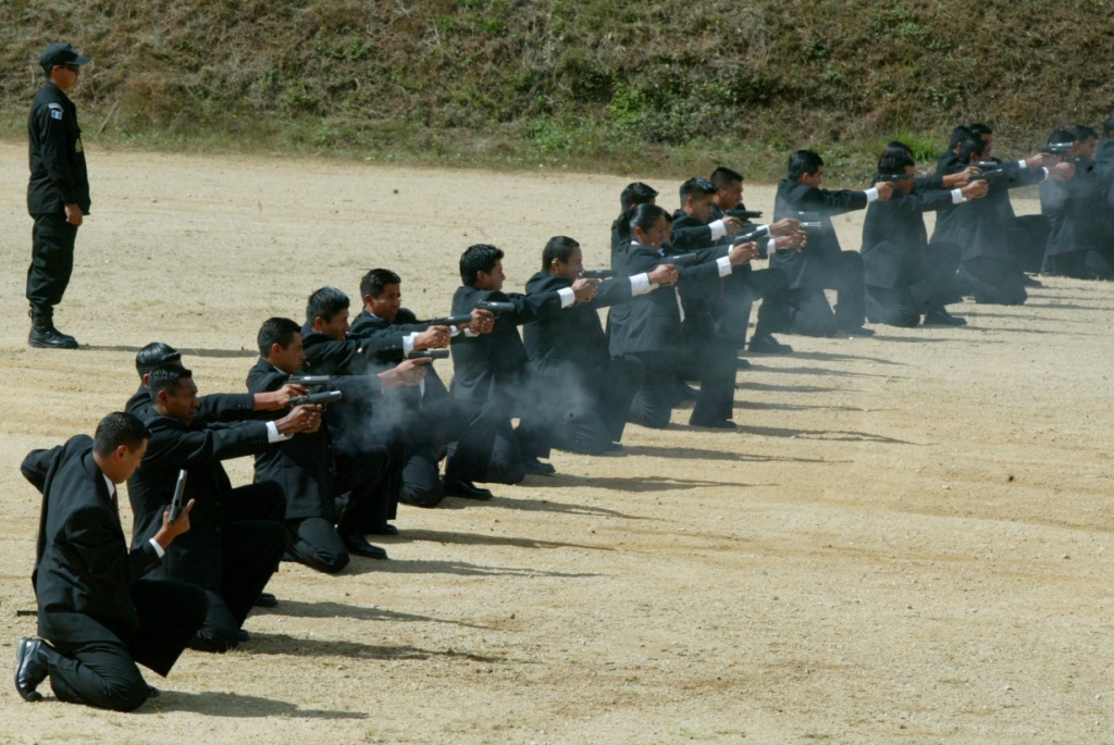 Agentes de la SAAS practican tiro en la academia de esa dependencia, como parte de su capacitación.. (Foto Prensa Libre: Hemeroteca PL)
