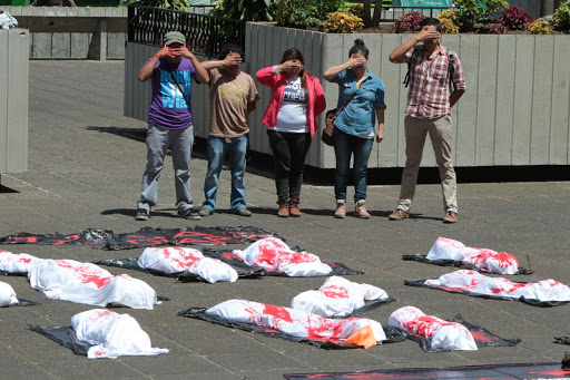 Ciudadanos protestan frente a la CSJ en demanda de agilizar las resoluciones de los antejuicios solicitados por la Cicig y el MP. (Foto Prensa Libre: Paulo Raquec)