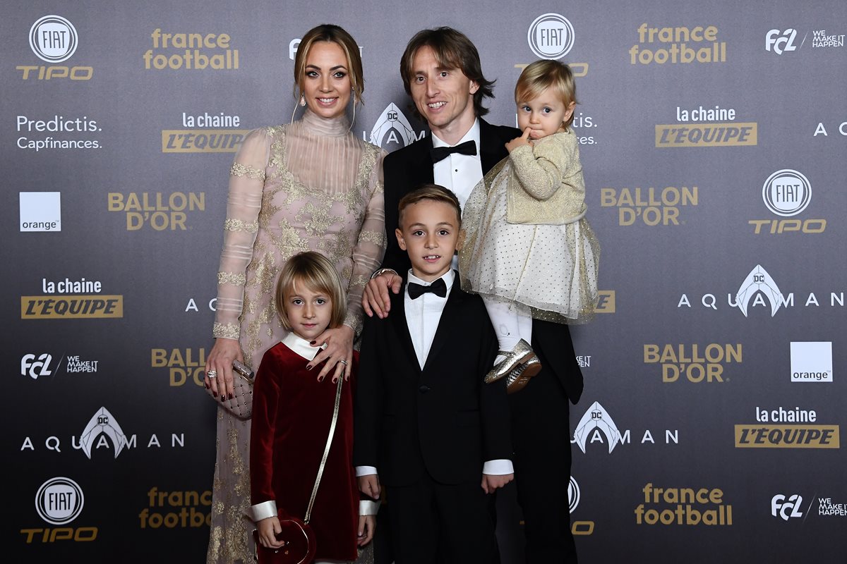 El volante del Real Madrid y de la selección de Croacia, Luka Modric, asistió a la ceremonia del Balón de Oro junto a su familia. (Foto Prensa Libre: AFP)
