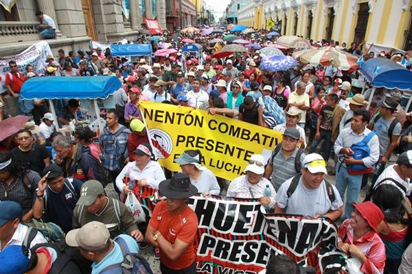 Maestros durante una manifestación, frente al Congreso. (Foto Prensa Libre: Archivo)<br _mce_bogus="1"/>