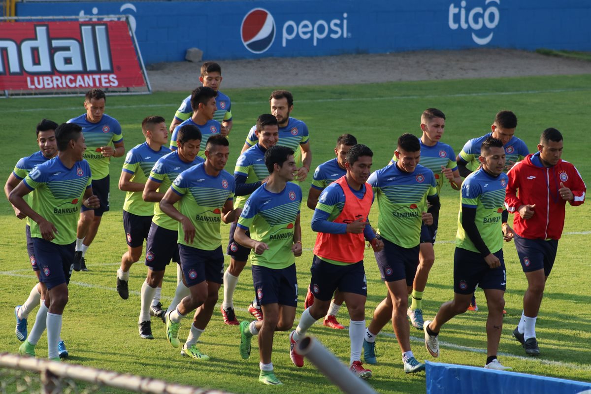 La escuadra quetzalteca se entrenó ayer en la cancha natural del estadio Mario Camposeco. (Foto Prensa Libre: Raúl Juárez)