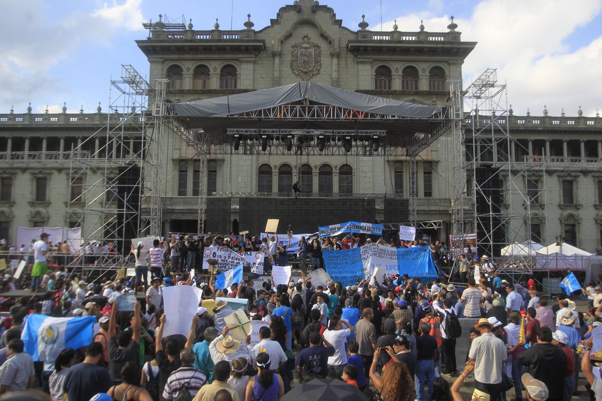 Cientos de ciudadanos pidieron la renuncia de Roxana Baldetti por posibles vínculos con la red de defraudación aduanera denominada La Línea. (Foto Prensa Libre: Hemeroteca)