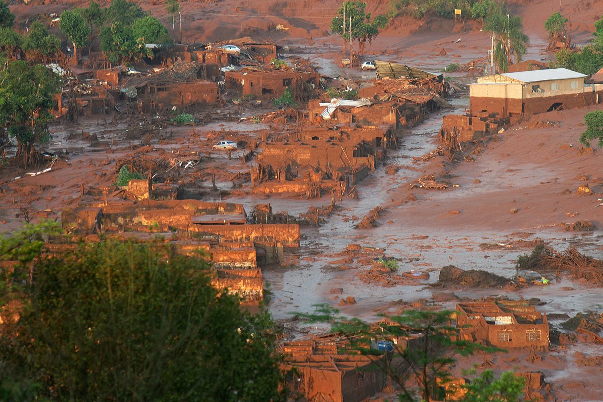Vista general de la localidad de Bento Rodrigues cubierta por lodo tras la rotura de dos barreras en un gran depósito de residuos de un complejo minero. (Foto Prensa Libre: EFE).