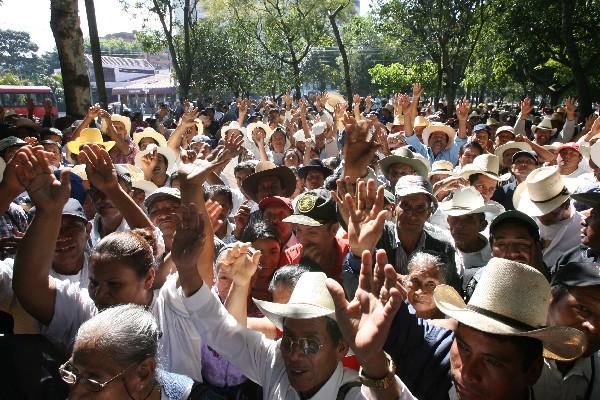 Los expac han protestado para exigir los pagos.