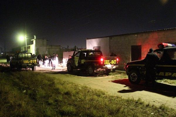 Autoridades mantuvieron la búsqueda en la cabecera de Jalapa hasta las 2 horas de este martes. (Foto Prensa Libre: Hugo Oliva)<br _mce_bogus="1"/>