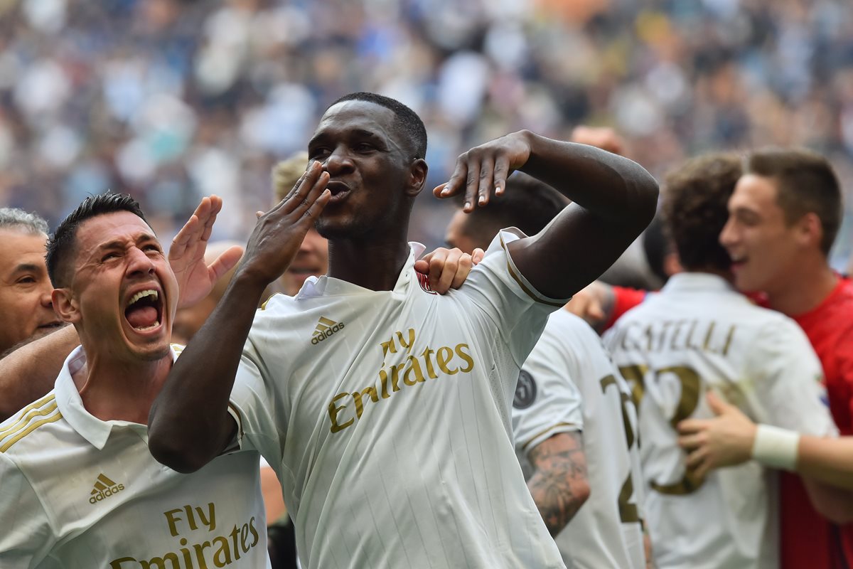 Cristian Zapata celebra después de anotar el gol del empate entre el Inter de Milán y el AC Milán. (Foto Prensa Libre: AFP).