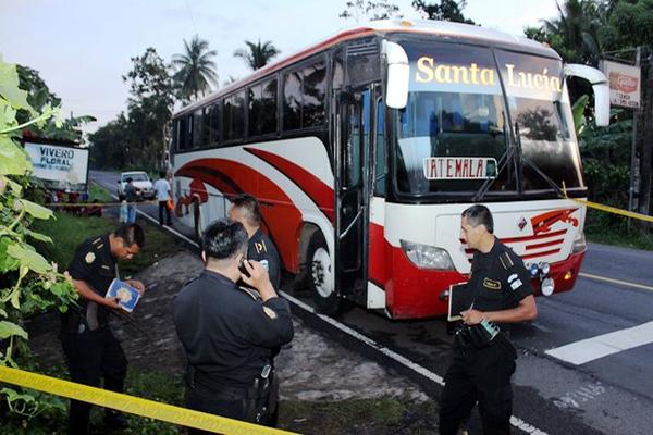Hombre de 43 años murió dentro de autobús procedente de Santa Lucía Cotzumalguapa. (Foto Prensa Libre: Rolando Miranda)