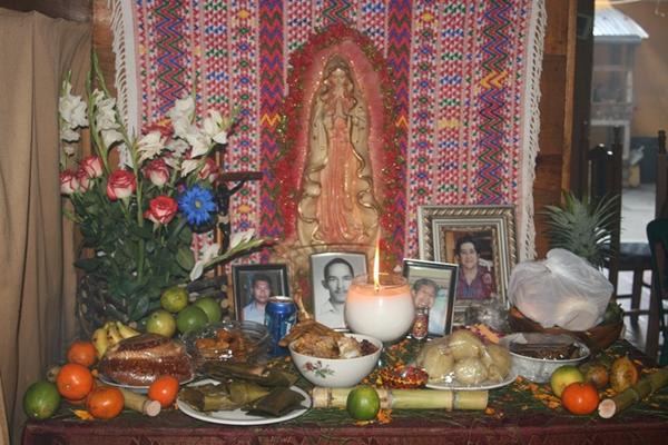 En el altart la comida ofrecida es para conmemorar a los difuntos. (Foto Prensa Libre: A. Tax)
