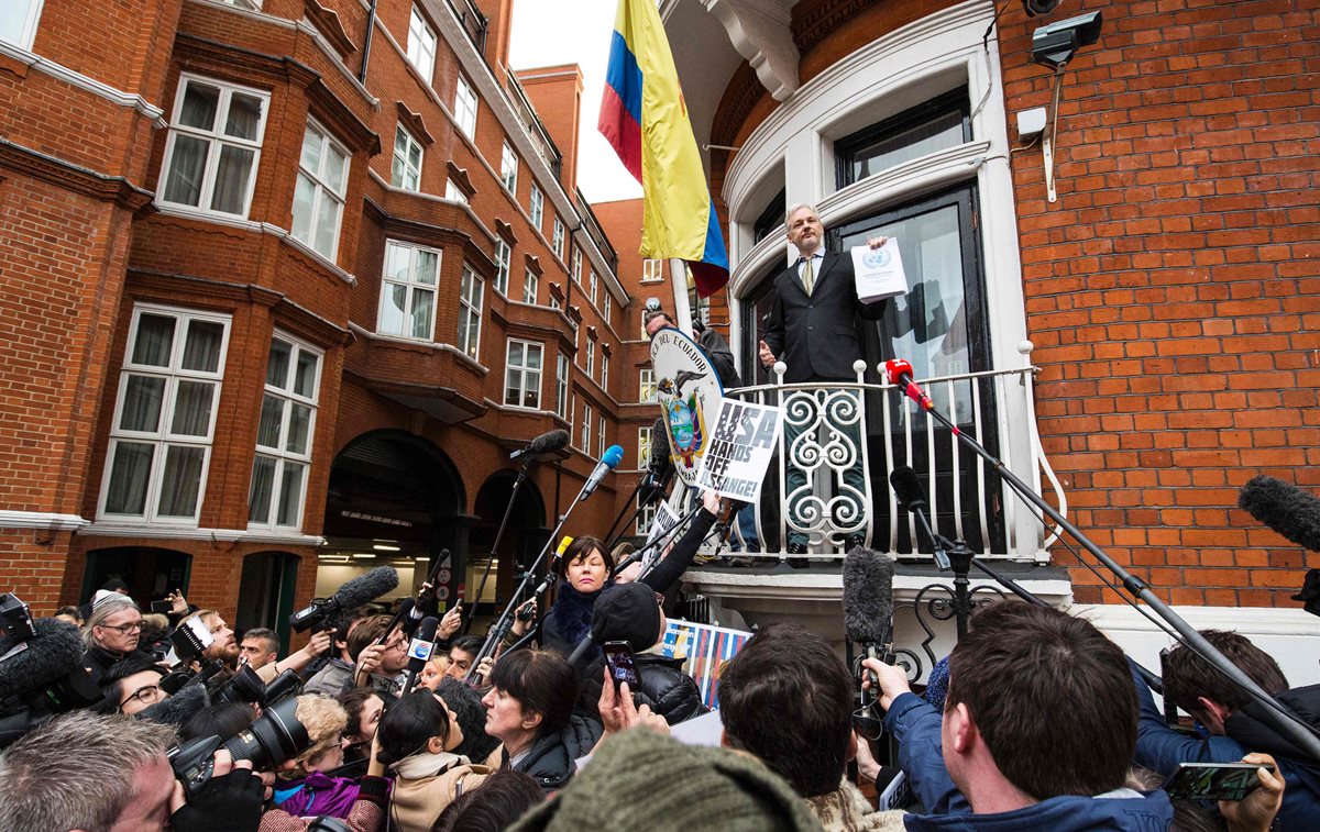 El controversial Julian Assange ofrece declaraciones a los medios desde uno de los balcones de la Embajada de Ecuador en Londres. (Foto Prensa Libre: AFP).