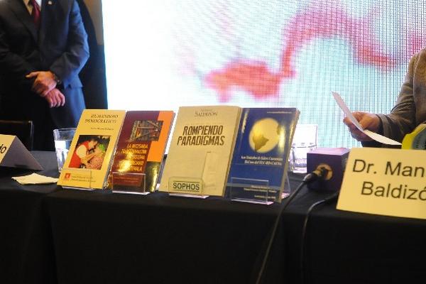 El libro de Manuel Baldizón fue presentado el  lunes recién pasado en la librería Sophos,  zona 10 capitalina.