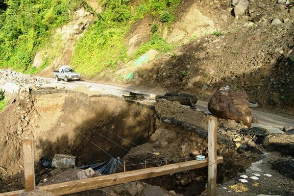 El pasado domingo un derrumbe hizo caer otra parte de la carretera en el paso La Catarata. (Foto Prensa Libre: Édgar Sáenz)<br _mce_bogus="1"/>