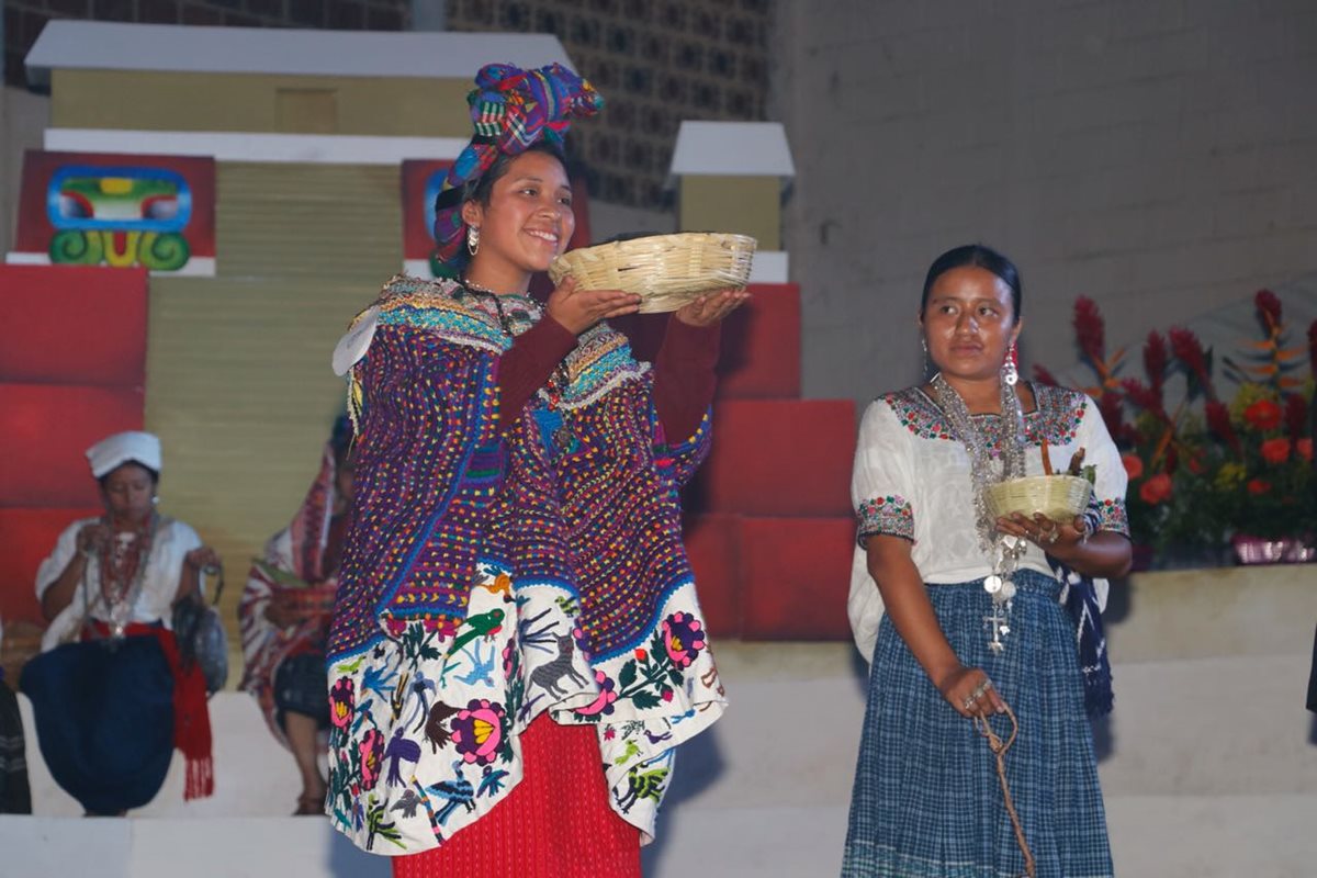 Las ofrendas presentadas para el Ajaw las realizan con la finalidad de tener una buena presentación y actuación durante el evento y la elección